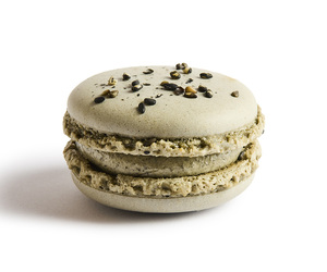 black-sesame-macaron